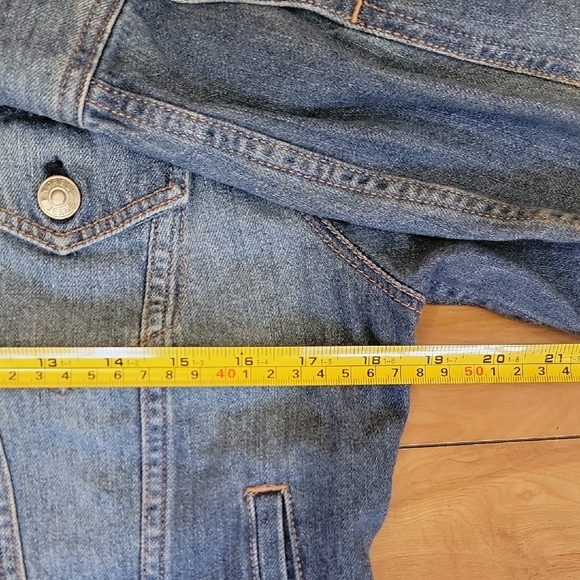 Express Size MEDIUM Womens Crop Blue Distressed Denim Jacket. - Picture 8 of 10